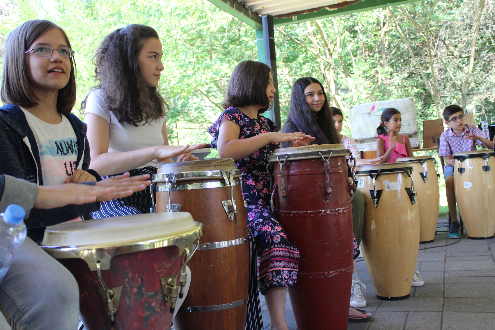 Conga spielende Mädchen im Grünen